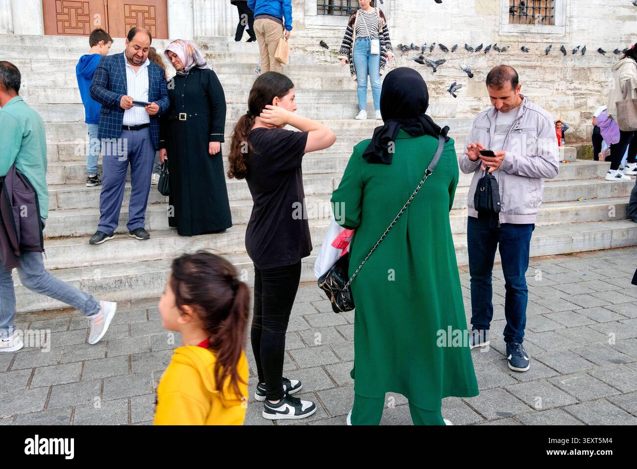 Türkische Touristen vor der Neuen Moschee, Yeni Cami, Istanbul, Türkei, Türkiye, Europa Stockfoto