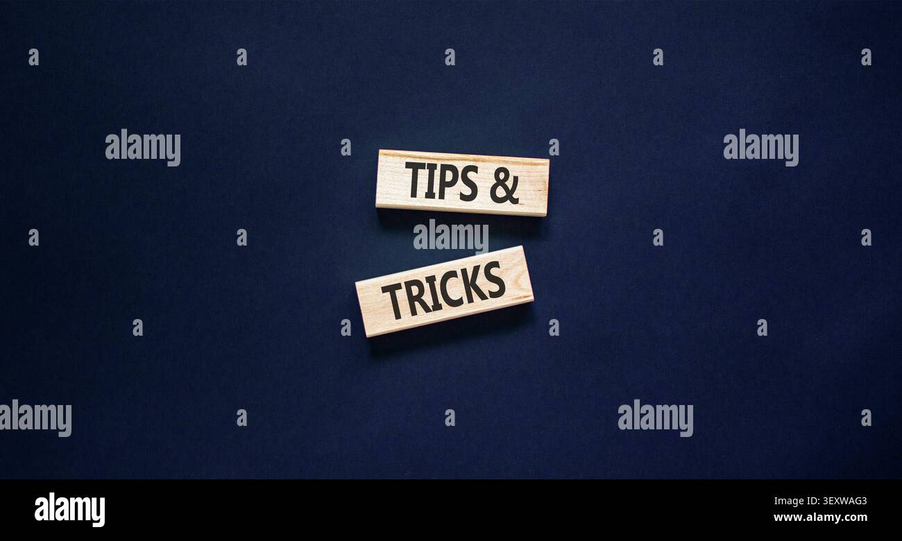 Symbol für Tipps und Tricks. Konzeptwörter Tipps und Tricks auf schönen Holzblöcken. Schöner schwarzer Hintergrund. Geschäftliche Tipps und Tricks Motivation Stockfoto