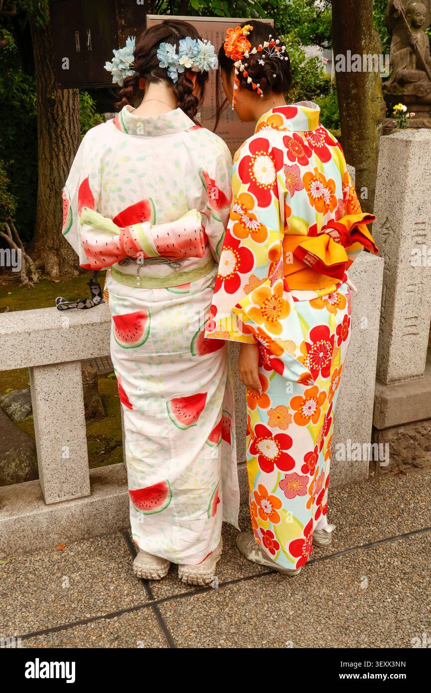JAPANER RUND UM DEN SENSO-JI TEMPEL Stockfoto