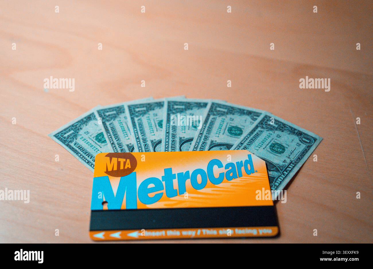 Barcelona, Spanien. Juni 2026, MTA MetroCard mit US-Dollar für steigenden Wert Stockfoto