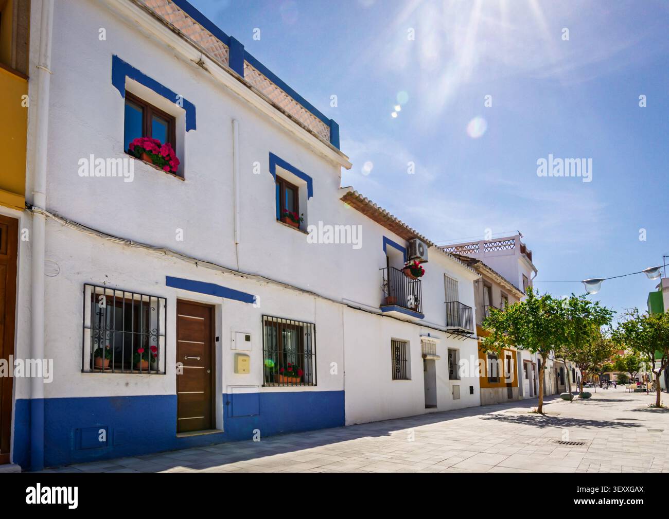 Denia charmante Straße mit weißen Häusern und blauen Details Stockfoto