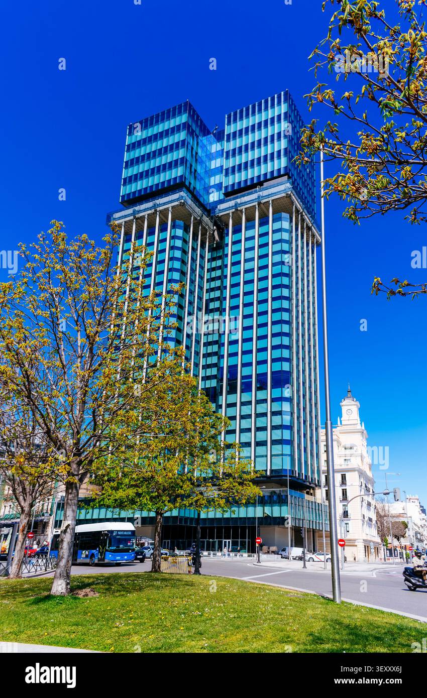 Columbus Towers nach der Renovierung. Das Torres de Colón, Columbus Towers, ist ein Bürohochhaus an der Plaza de Colón in Madrid. Die Comp Stockfoto