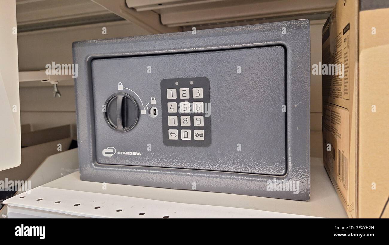 Moskau, Russland - 1. Mai 2026. Sicherer elektronischer Safe mit Tastensperre für den privaten oder geschäftlichen Gebrauch zum Schutz von Wertsachen und Dokumenten Stockfoto