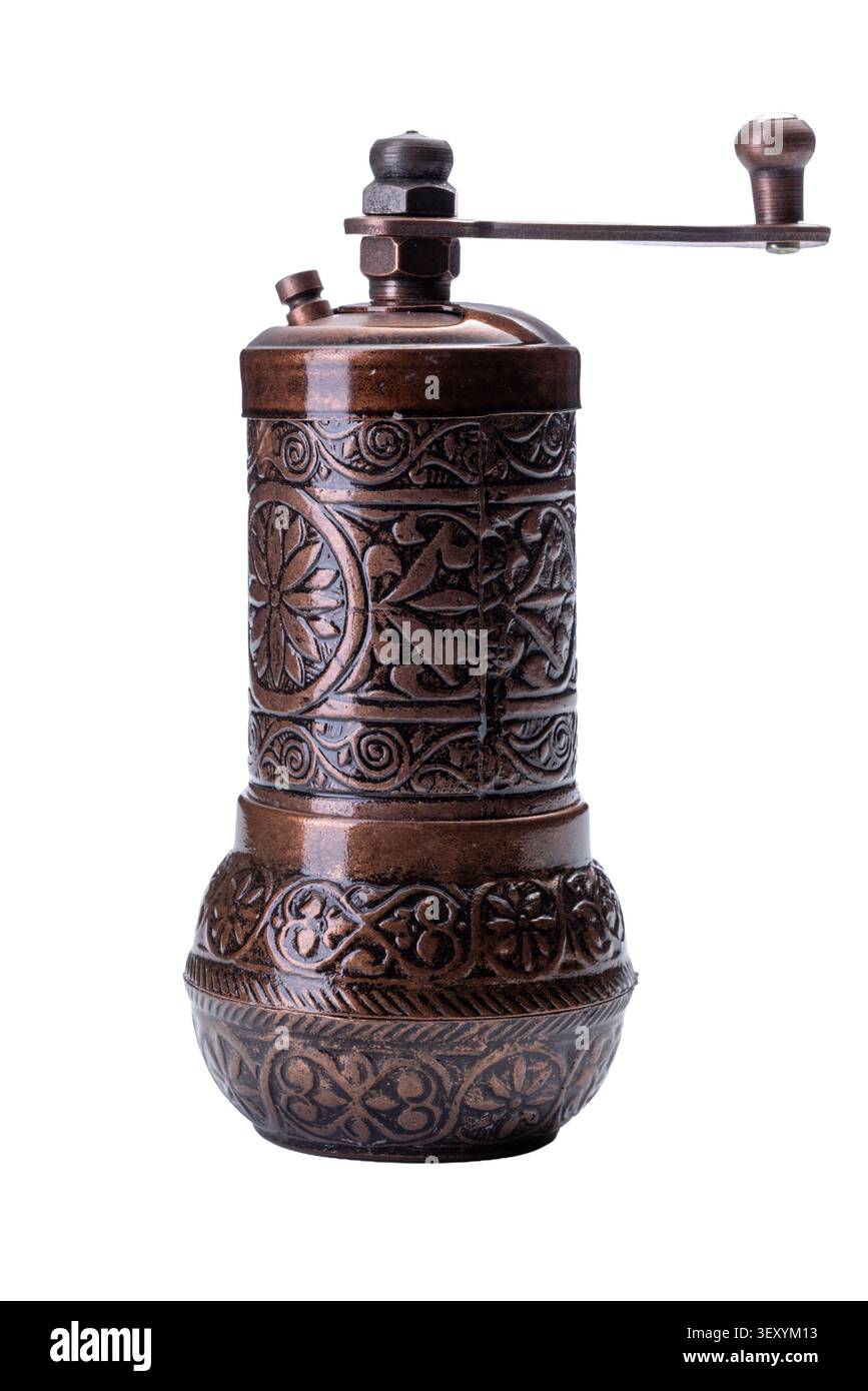 Traditioneller orientalischer Pfeffermühle aus Kupfer isoliert auf weißem Hintergrund Stockfoto