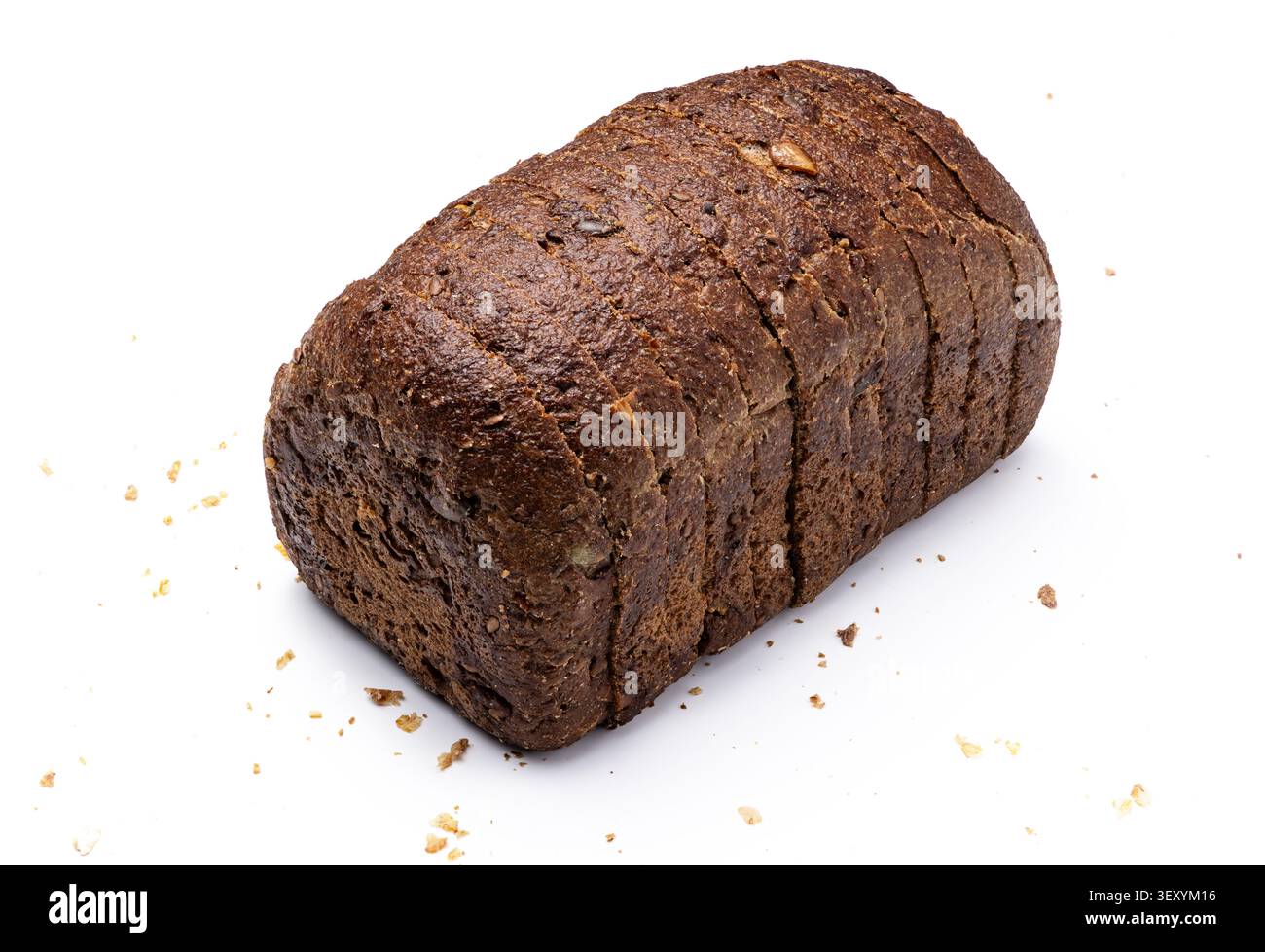Geschnittenes Vollkornbrot aus dunklem Roggen isoliert auf weißem Hintergrund Stockfoto