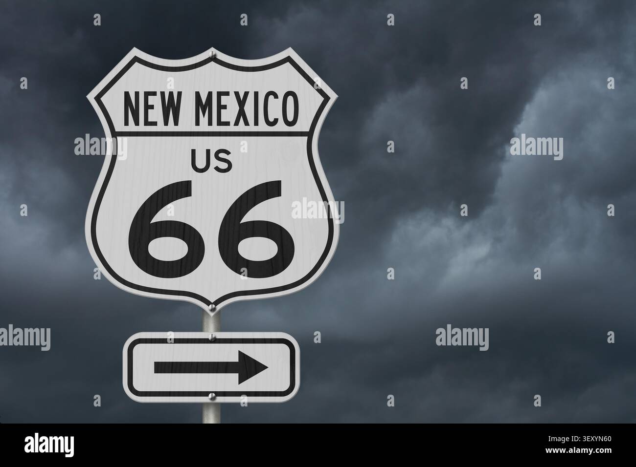 New Mexico US Route 66 Road Trip USA Highway Straßenschild mit stürmischem Himmel Hintergrund Stockfoto