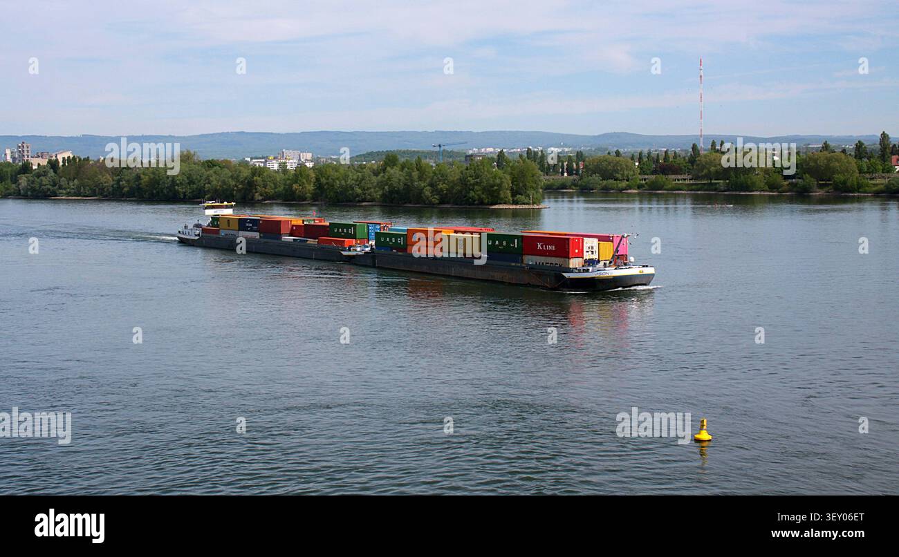 Mainz, Rheinland-Pfalz, Deutschland - 26. April 2026: Containerschiff mit Güterbeförderung auf dem Rhein bei Mainz. Stockfoto