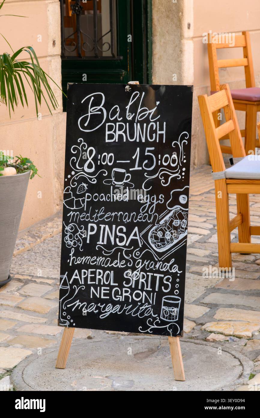 Restaurantschild in einem Café im Freien, Rovinj, Istrien, Kroatien Stockfoto