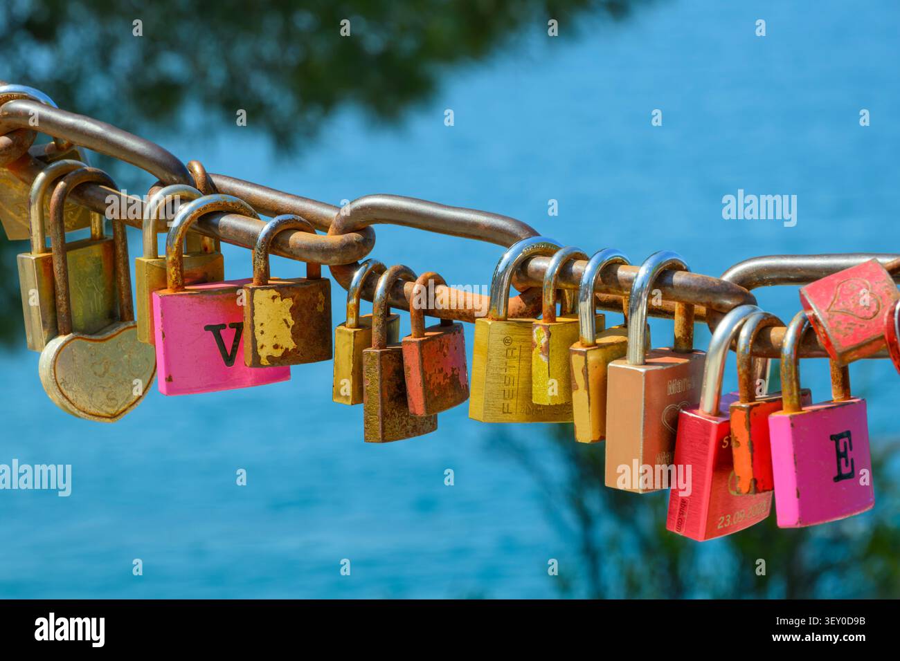 Liebesschlösser an einer Kette in Rovinj, Istrien, Kroatien Stockfoto