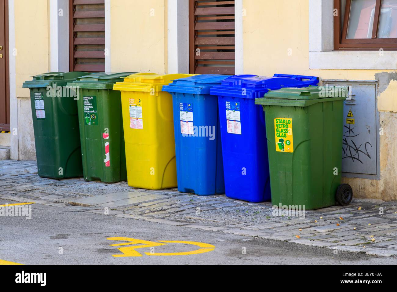 Recyclingbehälter für Haushalte in verschiedenen Farben für verschiedene Abfallstoffe, Rovinj, Kroatien Stockfoto
