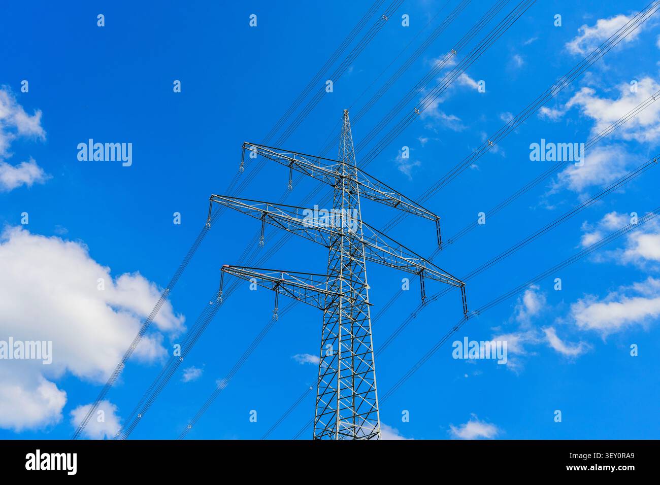 Hochspannungsunterstützung mit Stromübertragungsleitungen, Technologien, Autobahnen Stockfoto