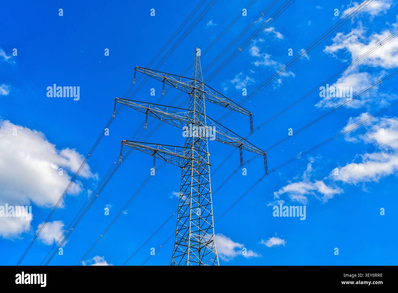 Stromleitungen, Eisenstütze, Himmel, Technologien, Autobahnen Stockfoto