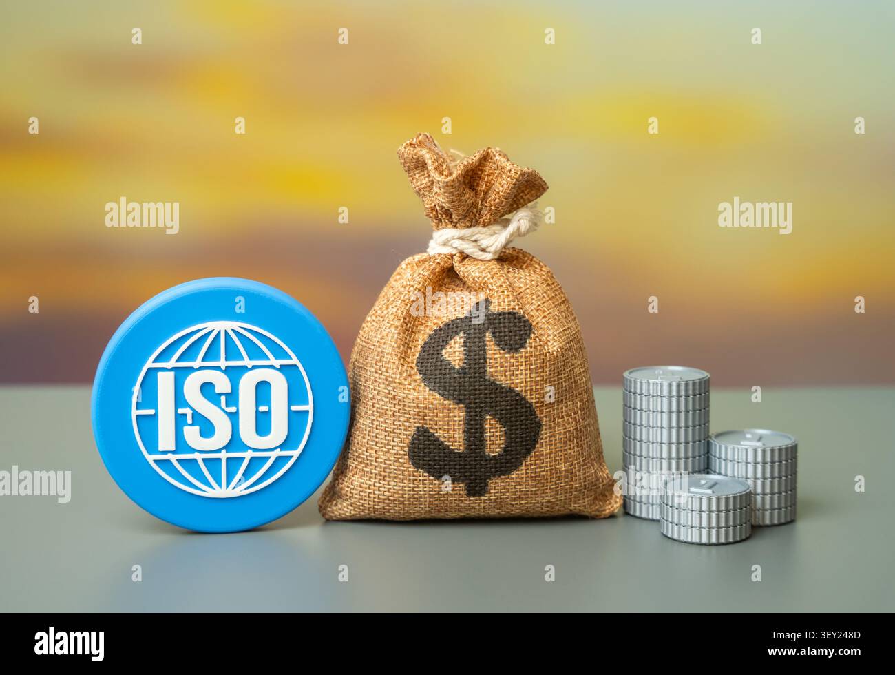 ISO-Logo und Geldbeutel. Globale Geschäftskriterien, die Effizienz, Sicherheit und Qualität verbessern. Stockfoto