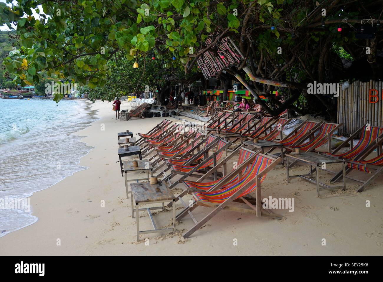 Phi Phi Inseln, Thailand – 18. Mai 2026: Leere Liegestühle säumen die Sandküste der Phi Phi Don Insel, bevor Besucher ankommen Stockfoto