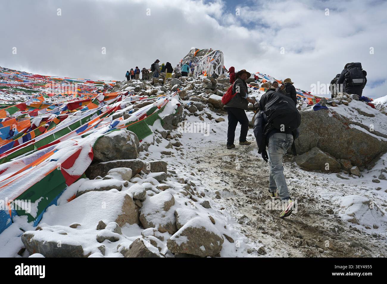 Gläubige hinterlassen symbolische persönliche Opfer im Dolma Stone, einem hochheiligen Wahrzeichen auf dem Gipfel des Dolma La Pass auf dem Mount Kailash Stockfoto