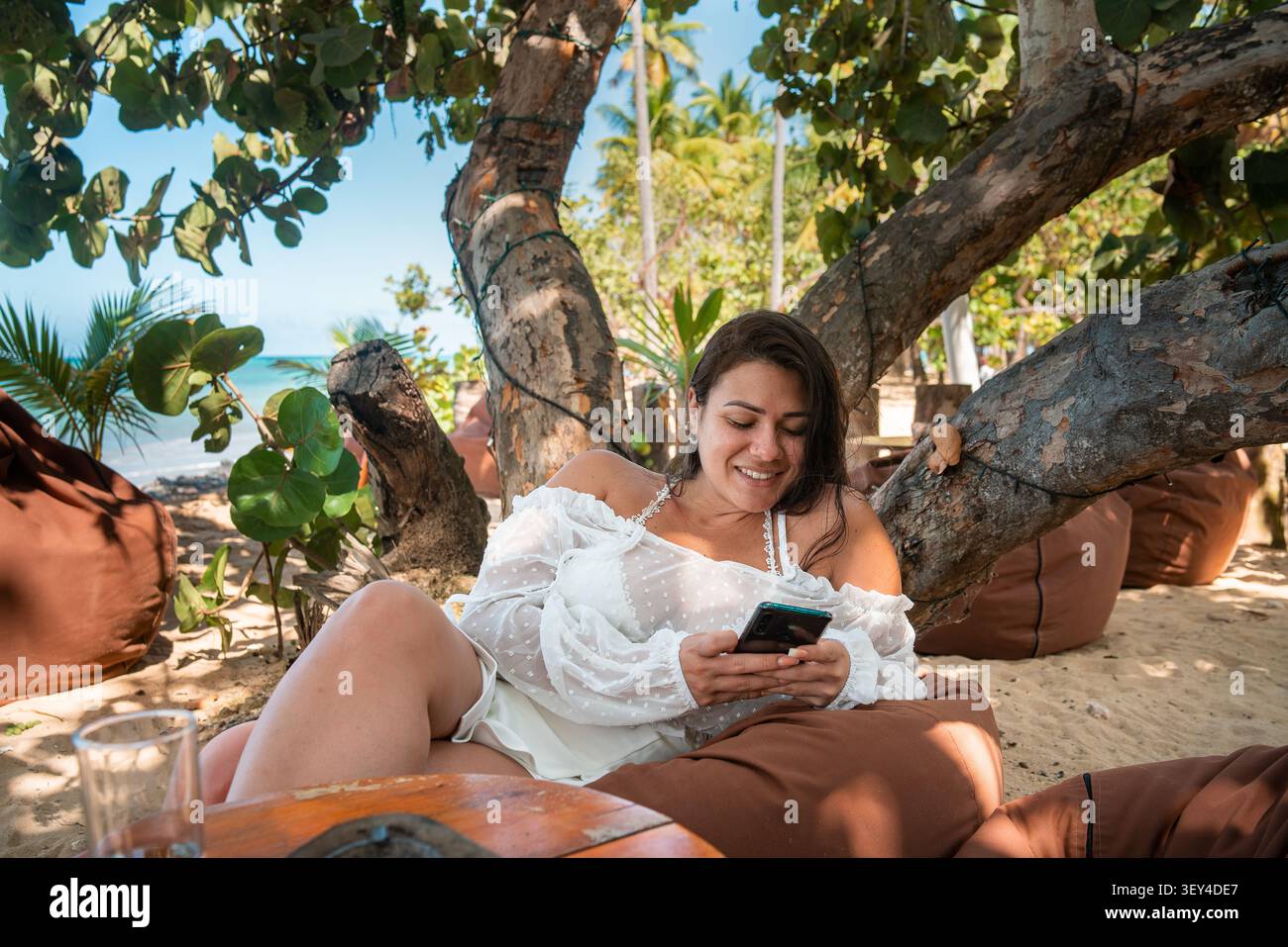 Digitaler Nomad, der ferngesteuert am Strand in Las Terrenas Samana arbeitet Stockfoto