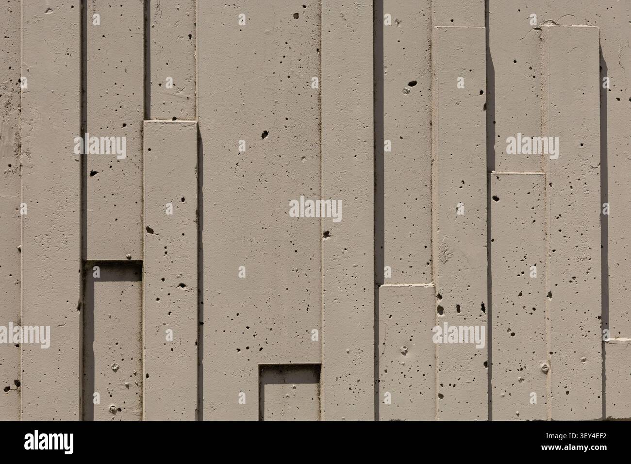 Abstrakte architektonische Betonwand mit geometrischen vertikalen Formen, strukturierter Oberfläche und modernem minimalistischem Design, geeignet als Hintergrund oder Co Stockfoto