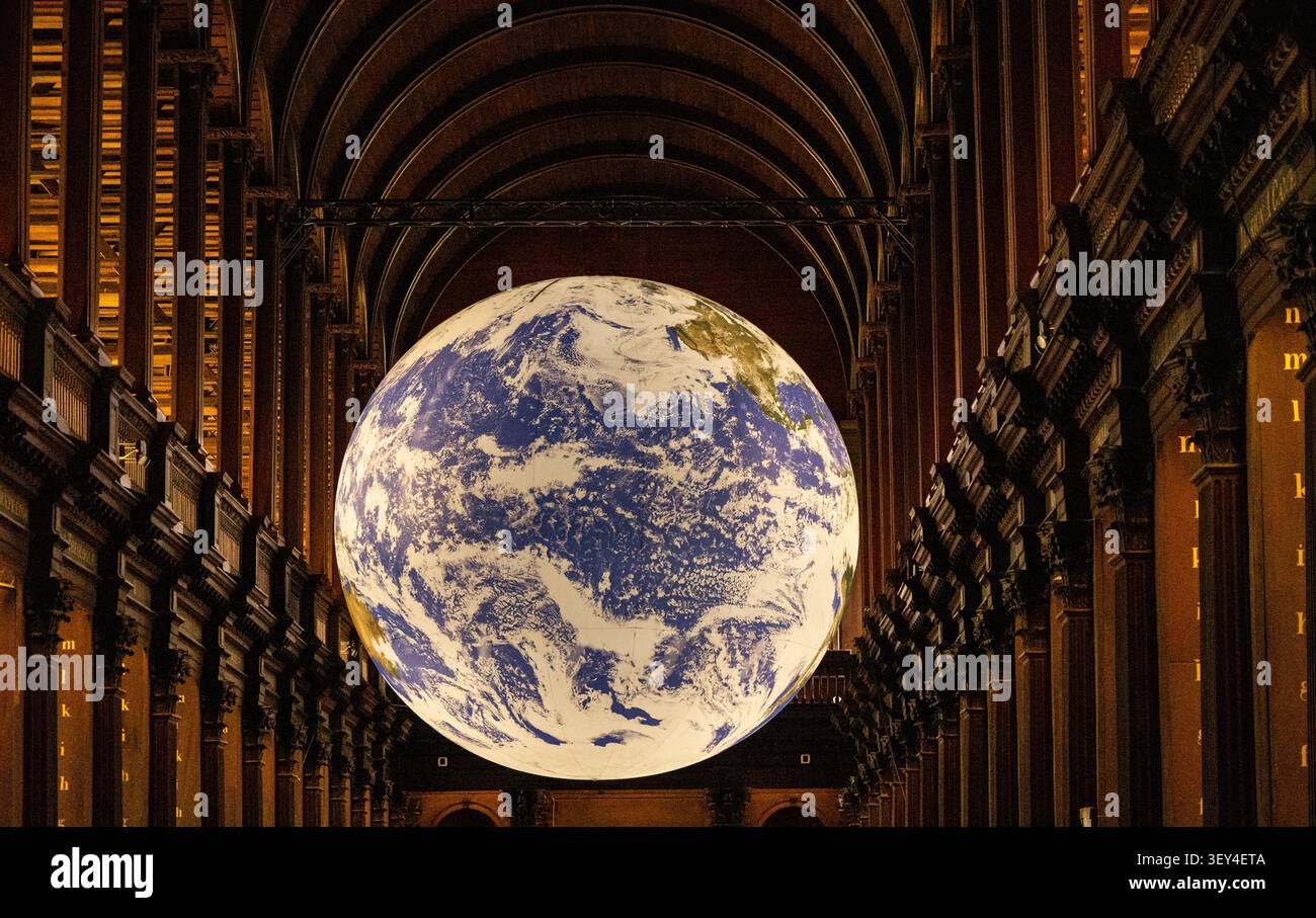 GAIA Earth Installation in der historischen Long Room Bibliothek des Trinity College Dublin in Dublin, Irland Stockfoto