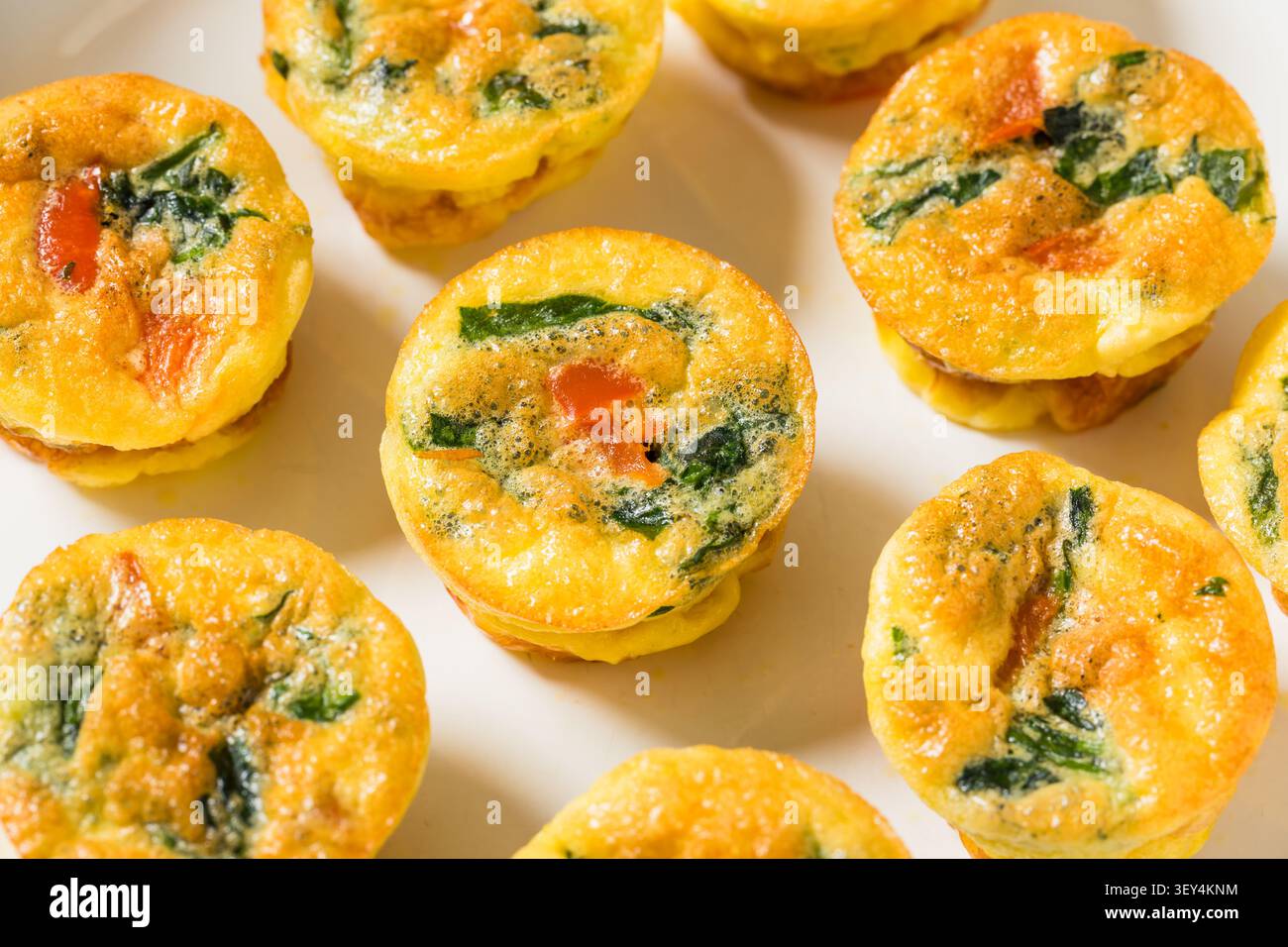 Hausgemachte gesunde Ei-Biss-Muffins mit Spinat und Pfeffer Stockfoto