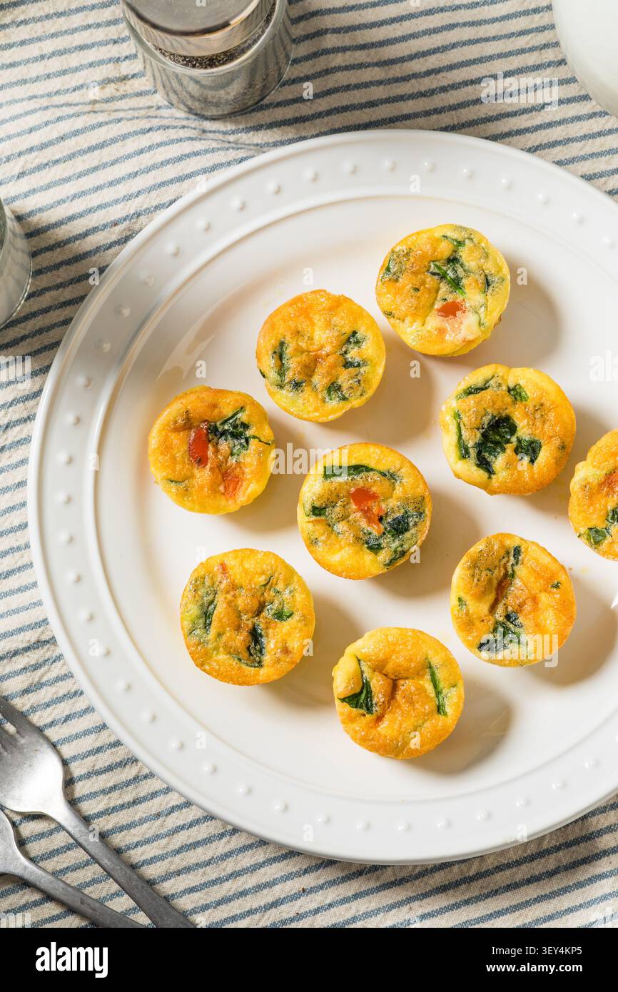 Hausgemachte gesunde Ei-Biss-Muffins mit Spinat und Pfeffer Stockfoto