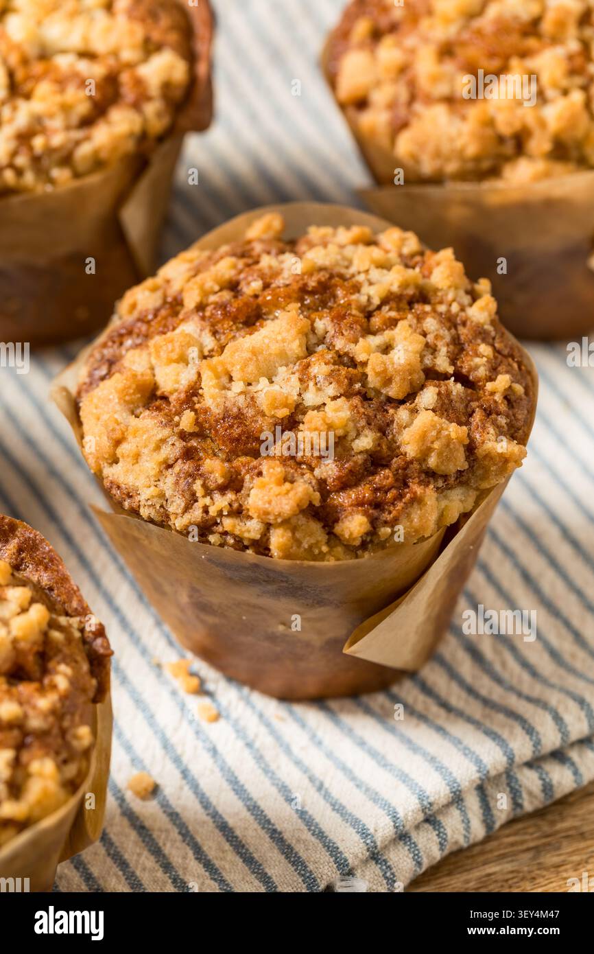 Hausgemachte Zimt Coffee Cake Muffins zum Frühstück Stockfoto