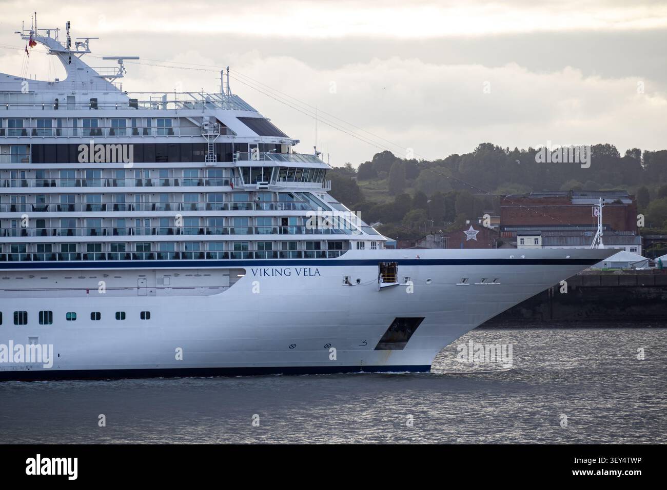 Bow of Viking Vela Kreuzfahrtschiff, das den Fluss Mersey hinaufsegelt und nach Liverpool fährt Stockfoto