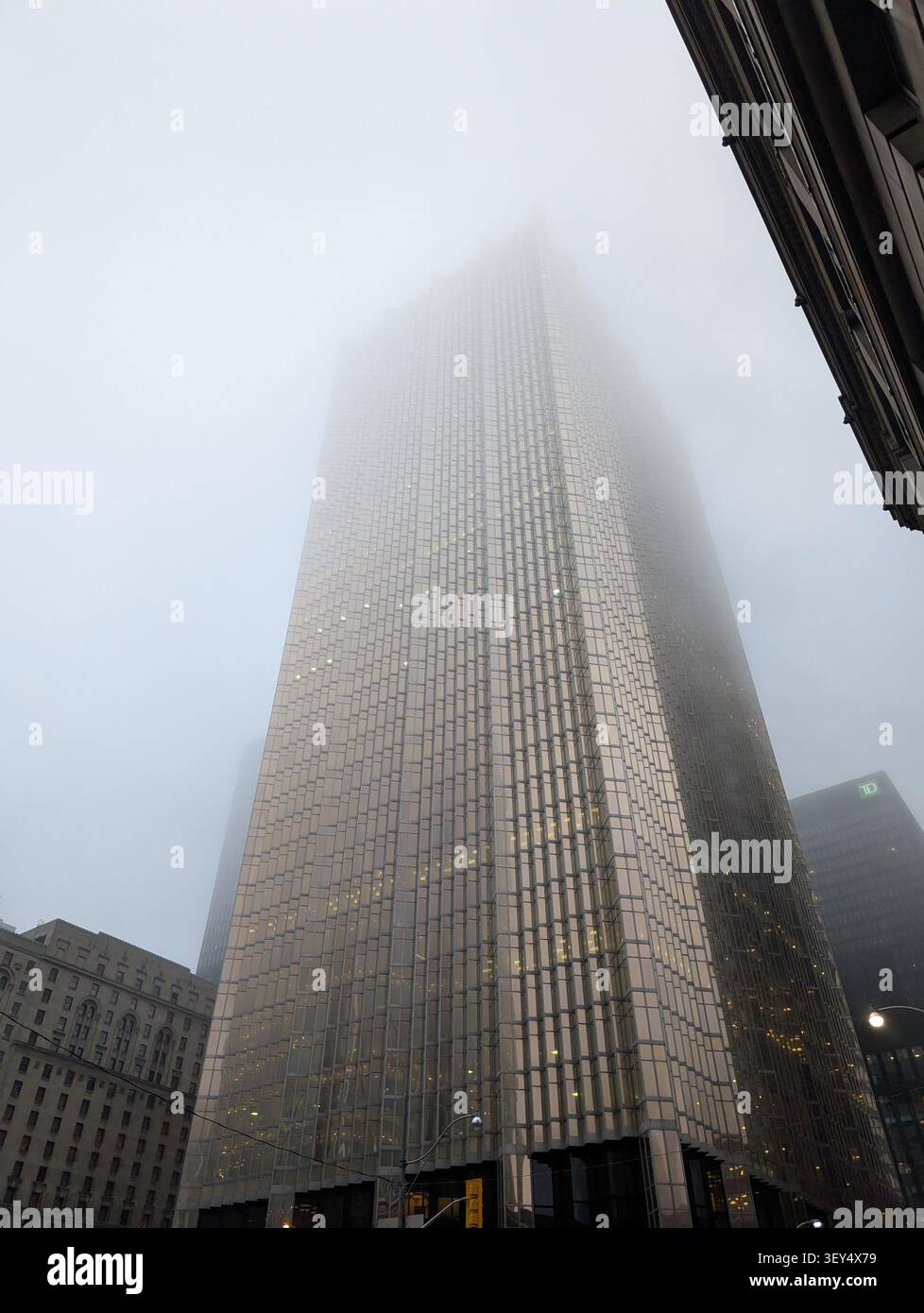 Toronto Innenstadt - Morgennebel in der Stadt - Wolken verdecken Wolkenkratzer, nasse Straßen, kalte graue Töne - Toronto, Ontario, Kanada - Smartphone-aufgenommenes Stockfoto