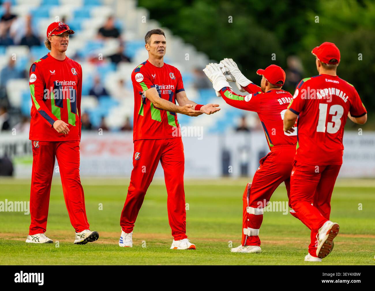 James Anderson von Lancashire feiert den Wicket von Martin Andersson in einem Spiel der Vitality Blast zwischen Derbyshire Falcons und Lancashire Lightning. Stockfoto