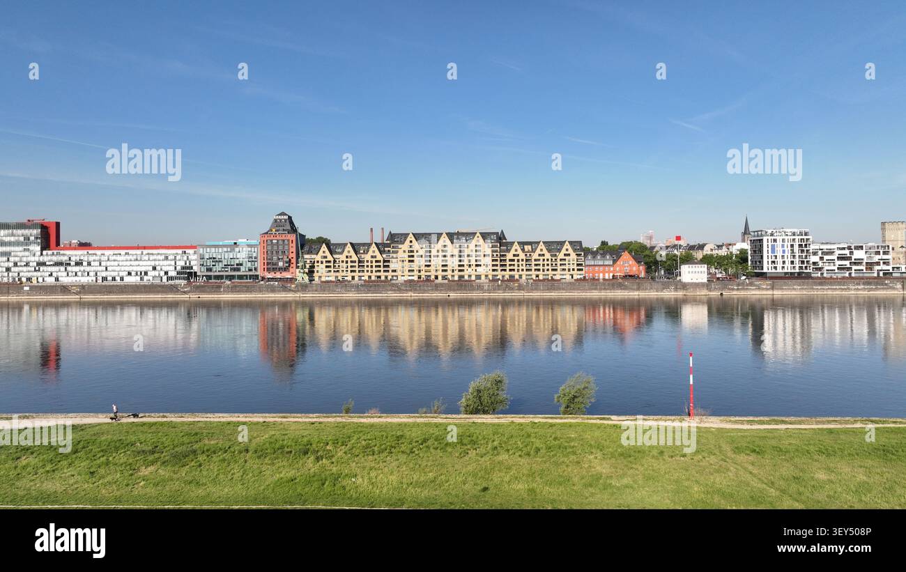 Aus der Vogelperspektive auf den Rheinauhafen mit moderner Architektur und historischen Kranhäusern am Rhein in Köln, Nordrhein-Westpha Stockfoto