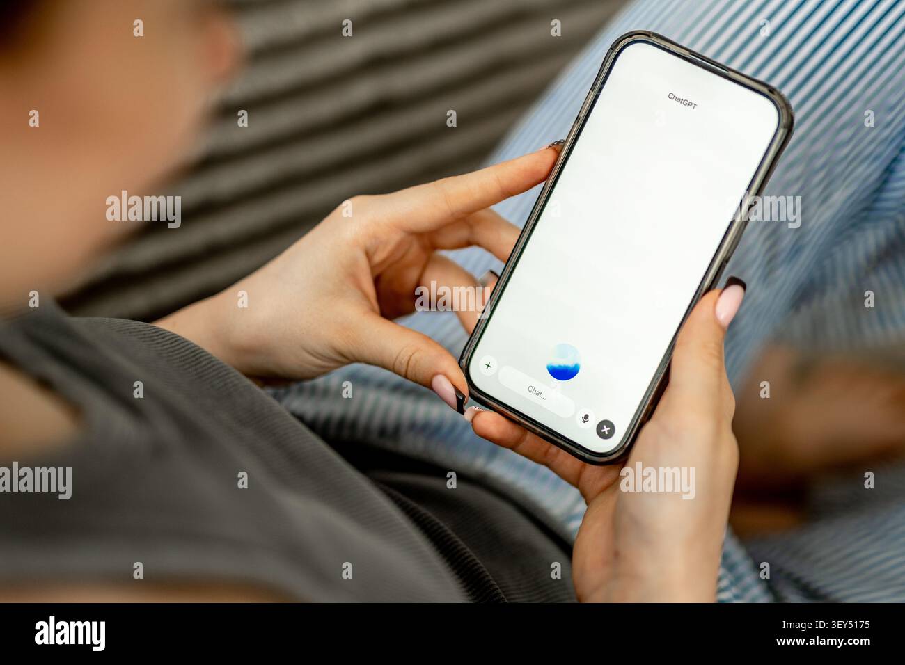 GNIEZNO, POLEN – 06. Mai 2026: Frauenhände halten Telefon mit GPT-Chat-Symbol auf dem Bildschirm Stockfoto