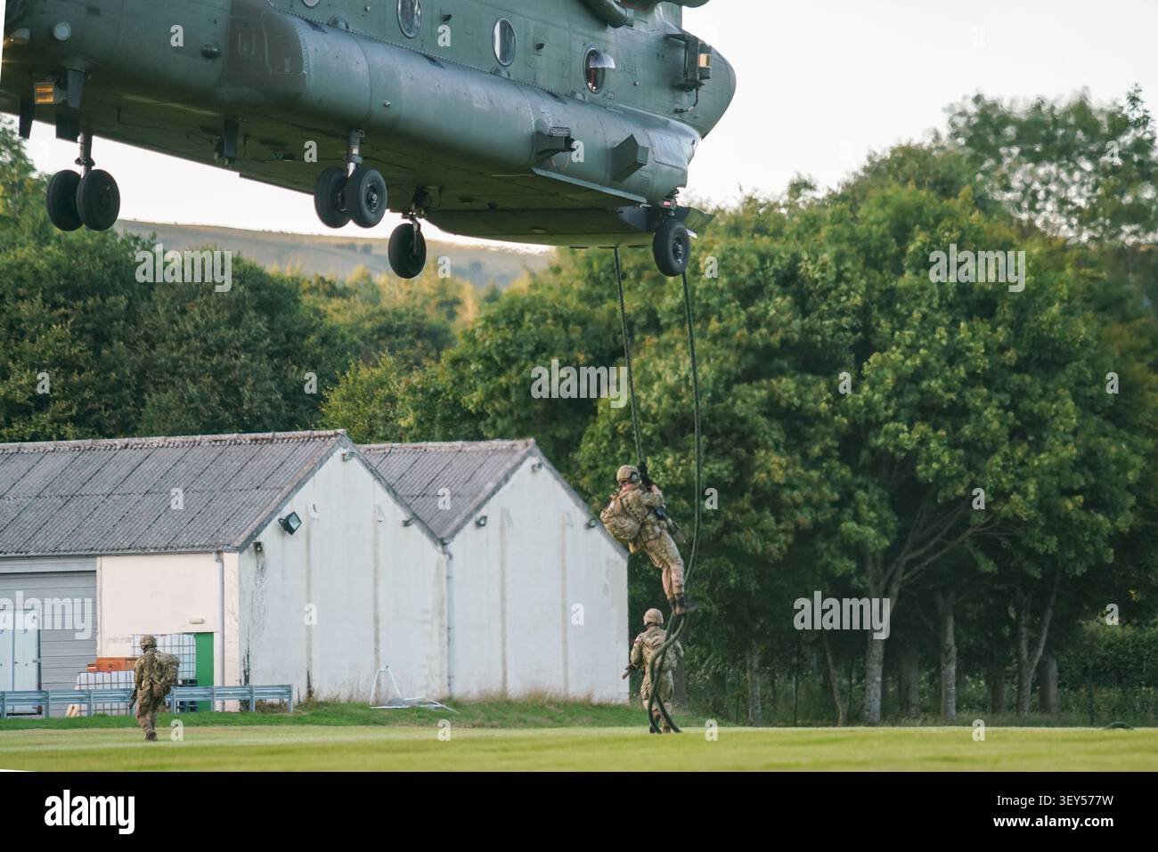 Vintage-Foto von Soldaten bei Trainingsübungen mit einem Chinook-Hubschrauber Stockfoto