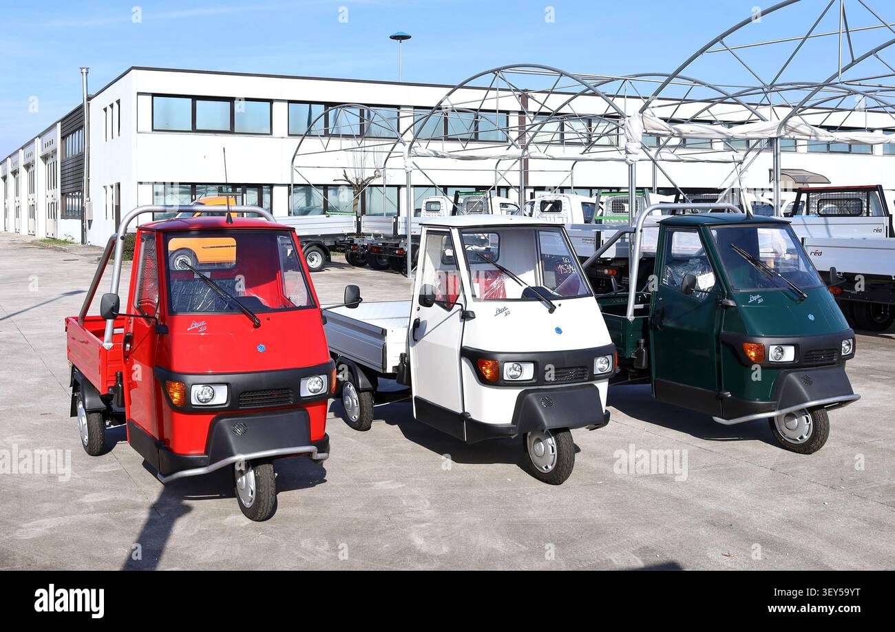 Pradamano, Italien. Februar 2025. Drei brandneue Piaggio Ape, das italienische dreirädrige Fahrzeug, hintereinander vom offiziellen Händler. Stockfoto