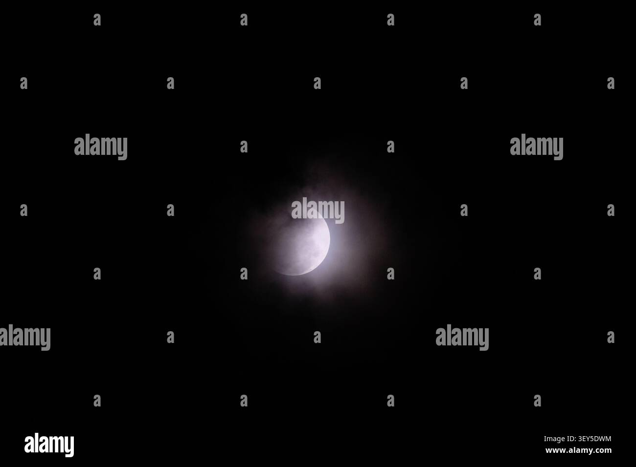 Eine dramatische Aufnahme der Mondfinsternis, die durch den Mitternachthimmel durchdrungen ist Stockfoto