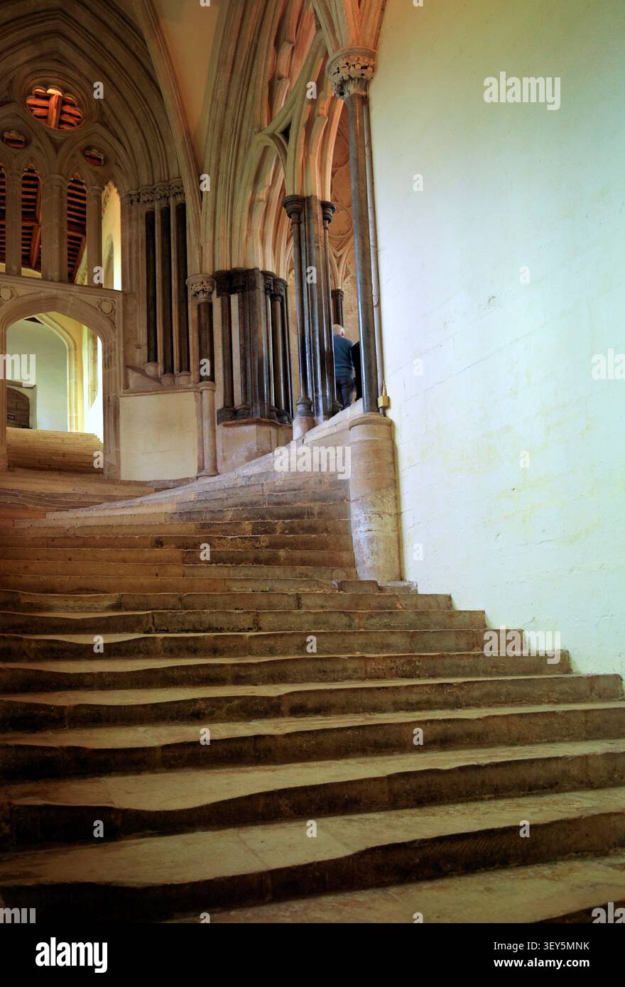 Berühmte Treppe führt zum Kapitelhaus der Wells Cathedral, Wells, Somerset. Stockfoto