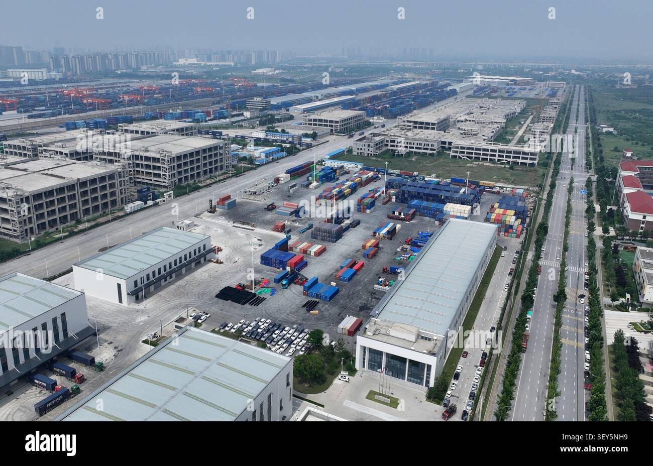 (260702) -- XI'AN, 2. Juli 2026 (Xinhua) -- ein Luftdrohnenfoto vom 24. Juni 2026 zeigt einen Blick auf den Landhafen Xi'an für Kasachstan in Xi'an, nordwestchinesischer Provinz Shaanxi. Im November 2013 fuhr der erste China-Europa-Güterzug von Xi'an nach Almaty in Kasachstan, was die beiden Städte zu wichtigen Transitdrehkreuzen auf der asiatisch-europäischen Transportstrecke machte. Seit dem ersten China-Zentralasien-Gipfel im Jahr 2023 haben China und Kasachstan ihre Kooperationsformen durch die Einrichtung moderner Logistikeinrichtungen in den jeweiligen Gebieten neu gestaltet. Das Handelsvolumen Stockfoto