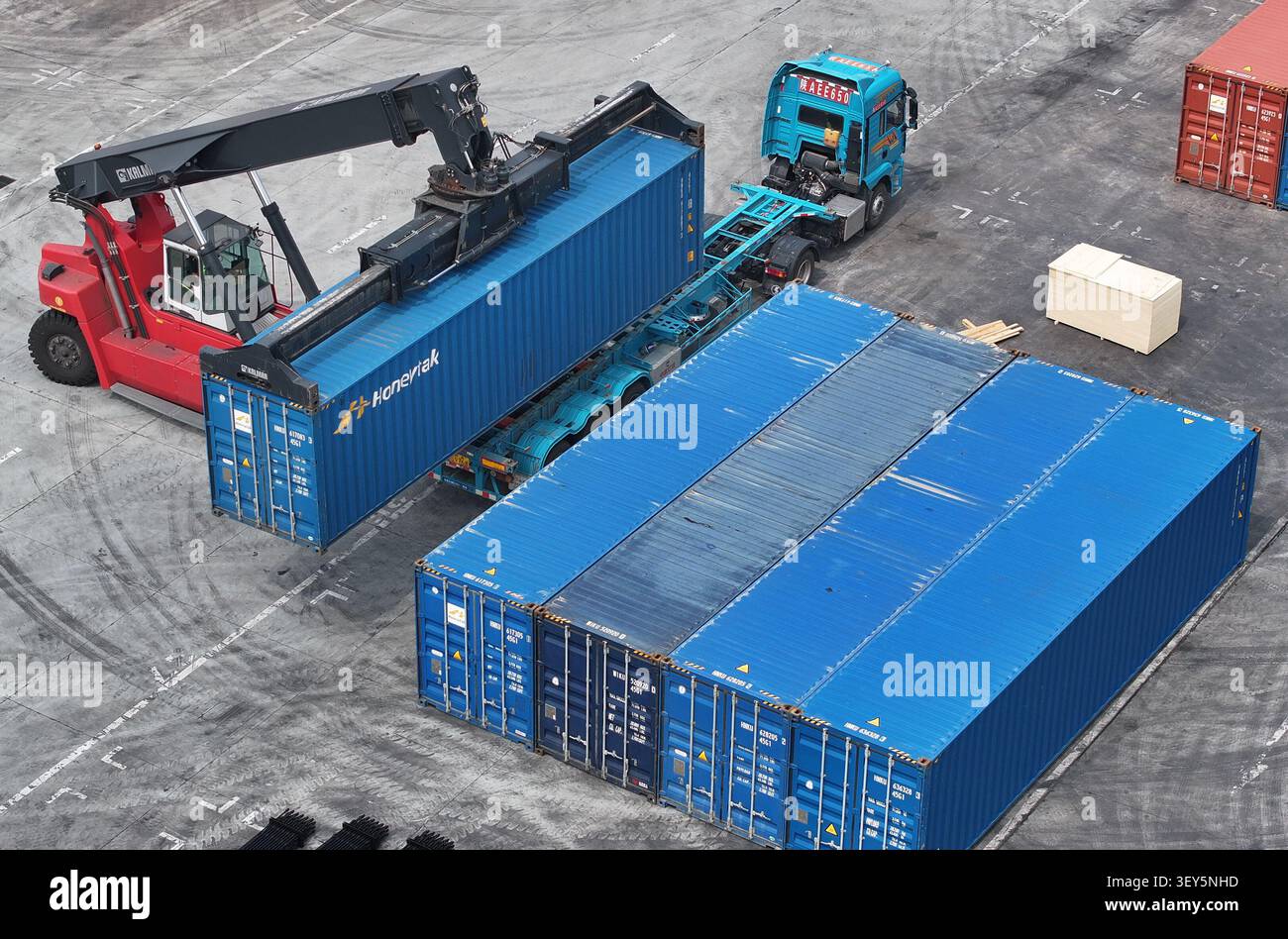 (260702) -- XI'AN, 2. Juli 2026 (Xinhua) -- ein am 24. Juni 2026 aufgenommenes Luftdrohnenfoto zeigt einen Mitarbeiter, der einen Kran zum Entladen von Containern im Xi'an Landhafen für Kasachstan in Xi'an in der nordwestchinesischen Provinz Shaanxi betreibt. Im November 2013 fuhr der erste China-Europa-Güterzug von Xi'an nach Almaty in Kasachstan, was die beiden Städte zu wichtigen Transitdrehkreuzen auf der asiatisch-europäischen Transportstrecke machte. Seit dem ersten Gipfeltreffen China-Zentralasien im Jahr 2023 haben China und Kasachstan ihre Kooperationsformen durch die Einführung moderner Logistikeinrichtungen neu gestaltet Stockfoto