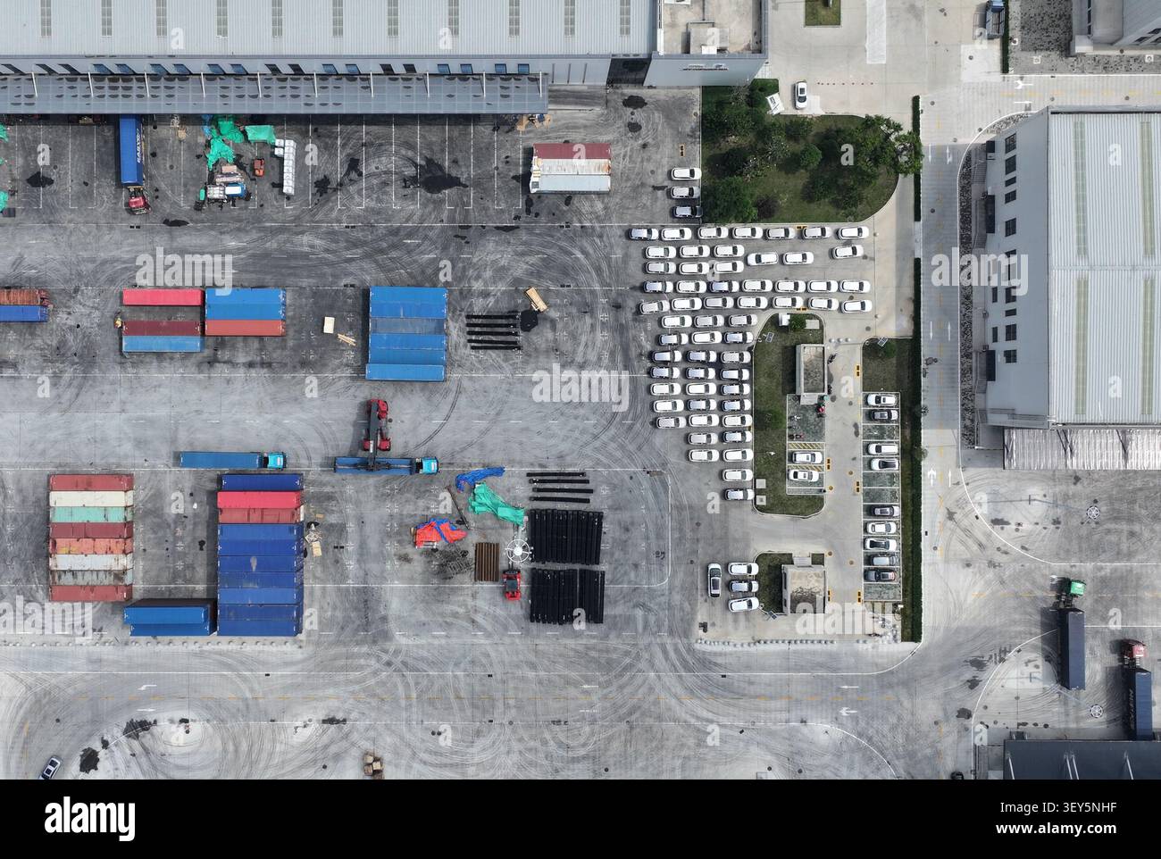 (260702) -- XI'AN, 2. Juli 2026 (Xinhua) -- ein am 24. Juni 2026 aufgenommenes Luftdrohnenfoto zeigt Mitarbeiter, die Kräne bedienen, um Container im Xi'an Landhafen für Kasachstan in Xi'an in der nordwestchinesischen Provinz Shaanxi zu entladen. Im November 2013 fuhr der erste China-Europa-Güterzug von Xi'an nach Almaty in Kasachstan, was die beiden Städte zu wichtigen Transitdrehkreuzen auf der asiatisch-europäischen Transportstrecke machte. Seit dem ersten Gipfeltreffen China-Zentralasien im Jahr 2023 haben China und Kasachstan ihre Kooperationsformen durch die Einführung moderner Logistikeinrichtungen neu gestaltet Stockfoto