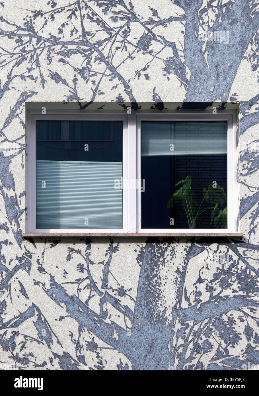 Hausfassade mit Baum bemalt, Street Art, Deutschland, Nordrhein-Westfalen, Köln Stockfoto