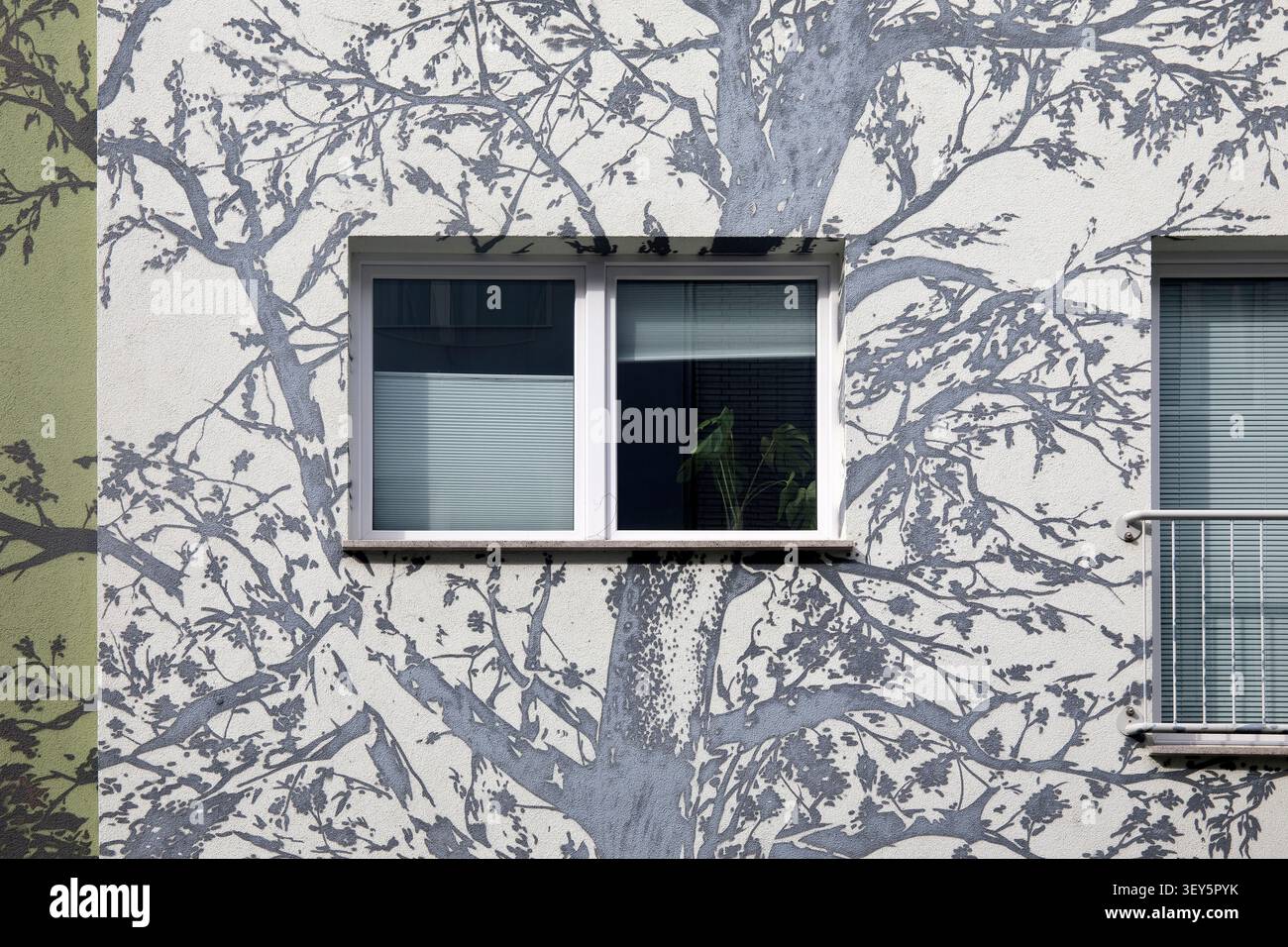 Hausfassade mit Baum bemalt, Street Art, Deutschland, Nordrhein-Westfalen, Köln Stockfoto