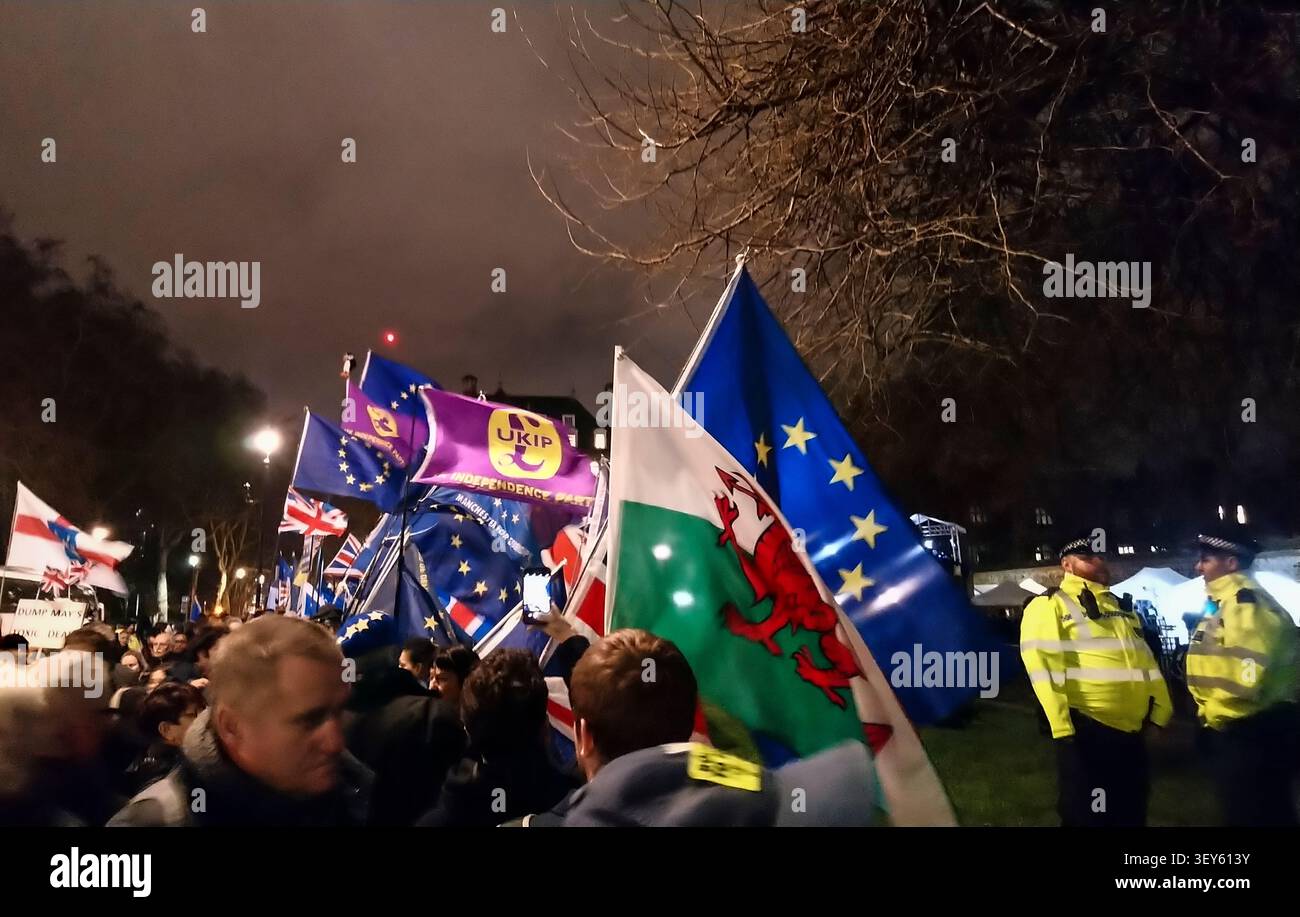London, England, 15. Januar 2019. Volksabstimmung über Brexit-marsch von Hyde Park nach Westminster. Anti-Brexit-Demonstranten treffen auf Brexit-Demonstranten; EU-Flaggen gemischt mit UKIP-Flaggen und einer walisischen Flagge Stockfoto