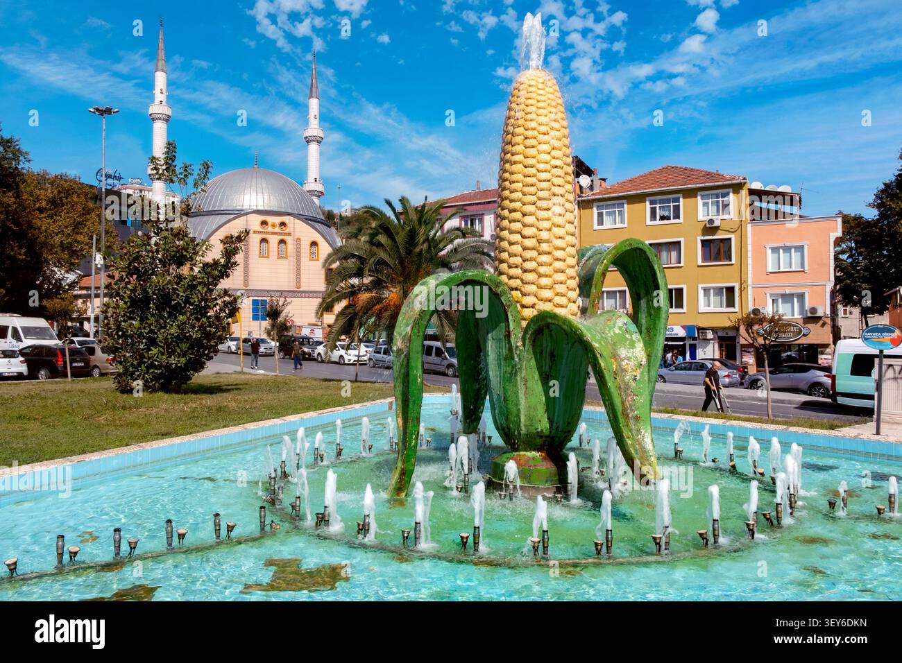 Mais auf dem Zapfenbrunnen / Statue von Orhan Albaş und Alibeyköy Central Mosque, Eyüpsultan District, Istanbul, Türkei, Türkiye, Europa Stockfoto