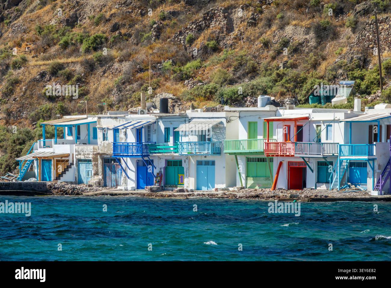 Farbenfrohe Häuser im malerischen Dorf Klima, lebendige Syrmata- oder Syrma-Häuser (traditionelles Fischerboot am Meer) in Milos, Kykladen-insel Stockfoto