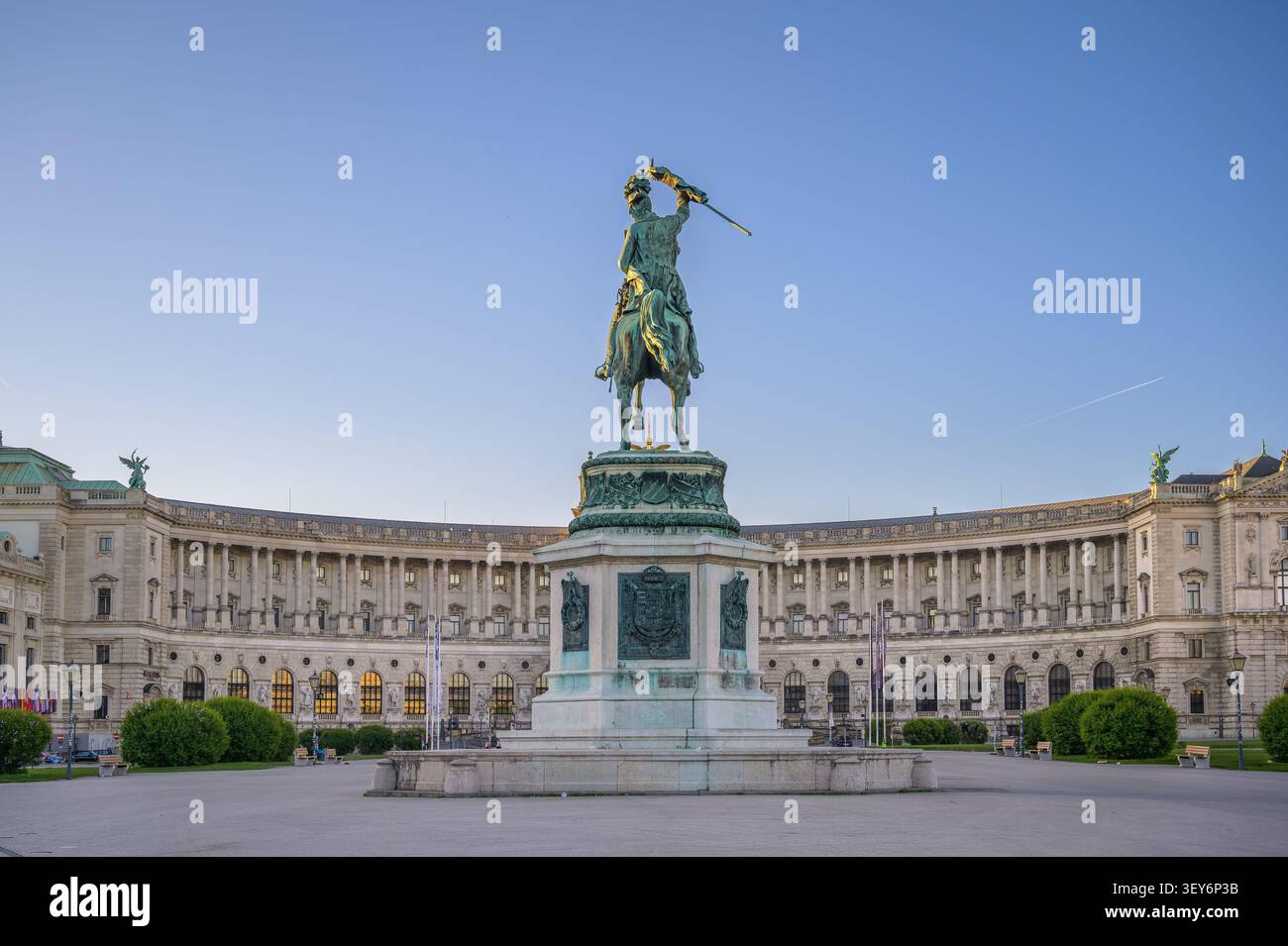 Statue von Erzherzog Karl vor der Hofburg bei Sonnenaufgang Stockfoto