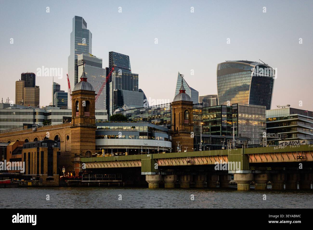 Großer Blick auf die Skyline der City of London von Bankside über die Themse, England Stockfoto