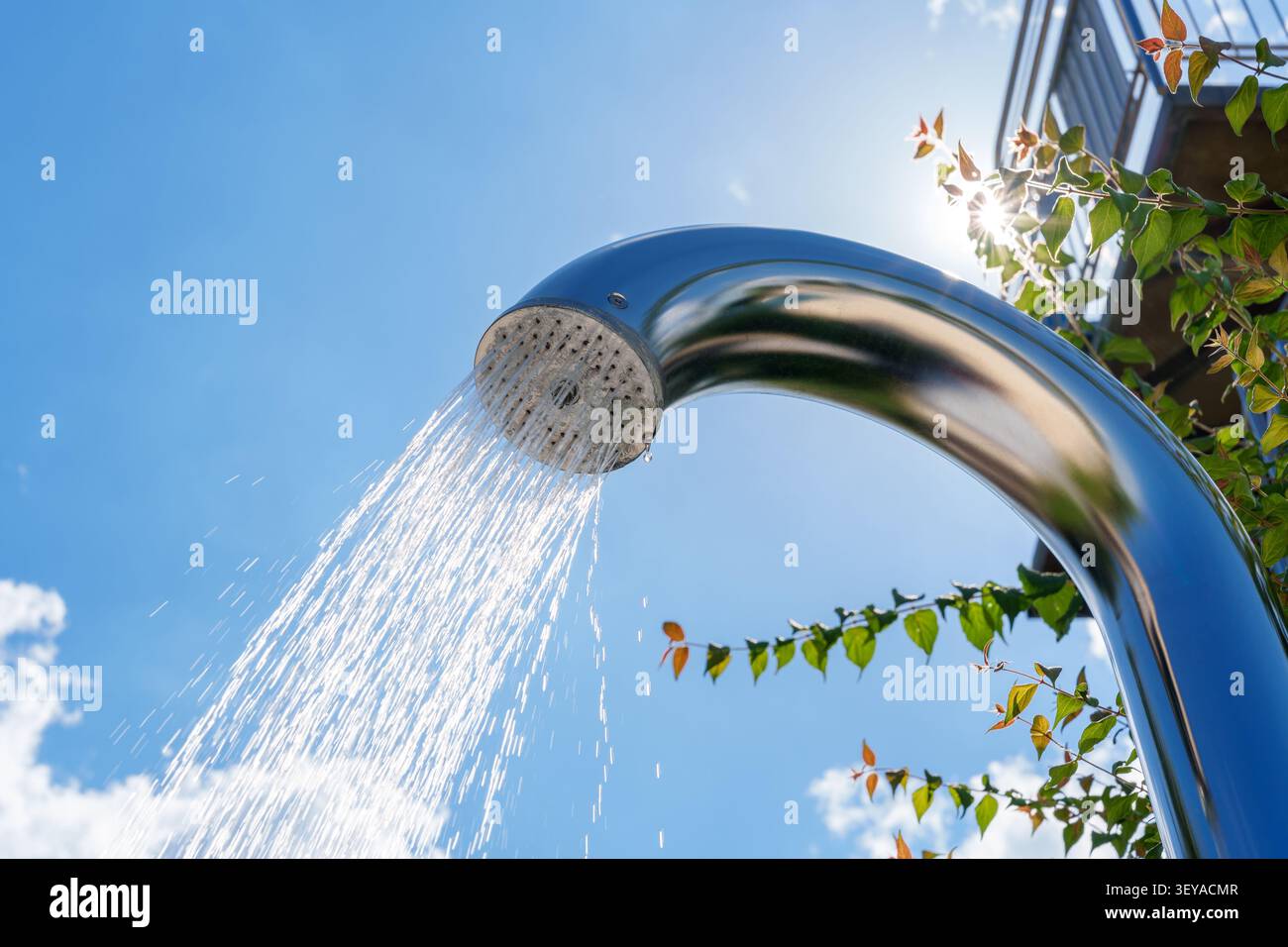 Außendusche mit Wasserstrahl am blauen Himmel Stockfoto
