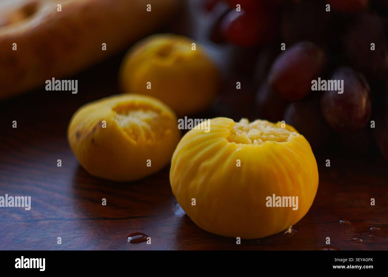 Trauben, Feigen und Brot, Frühstück am Morgen Stockfoto