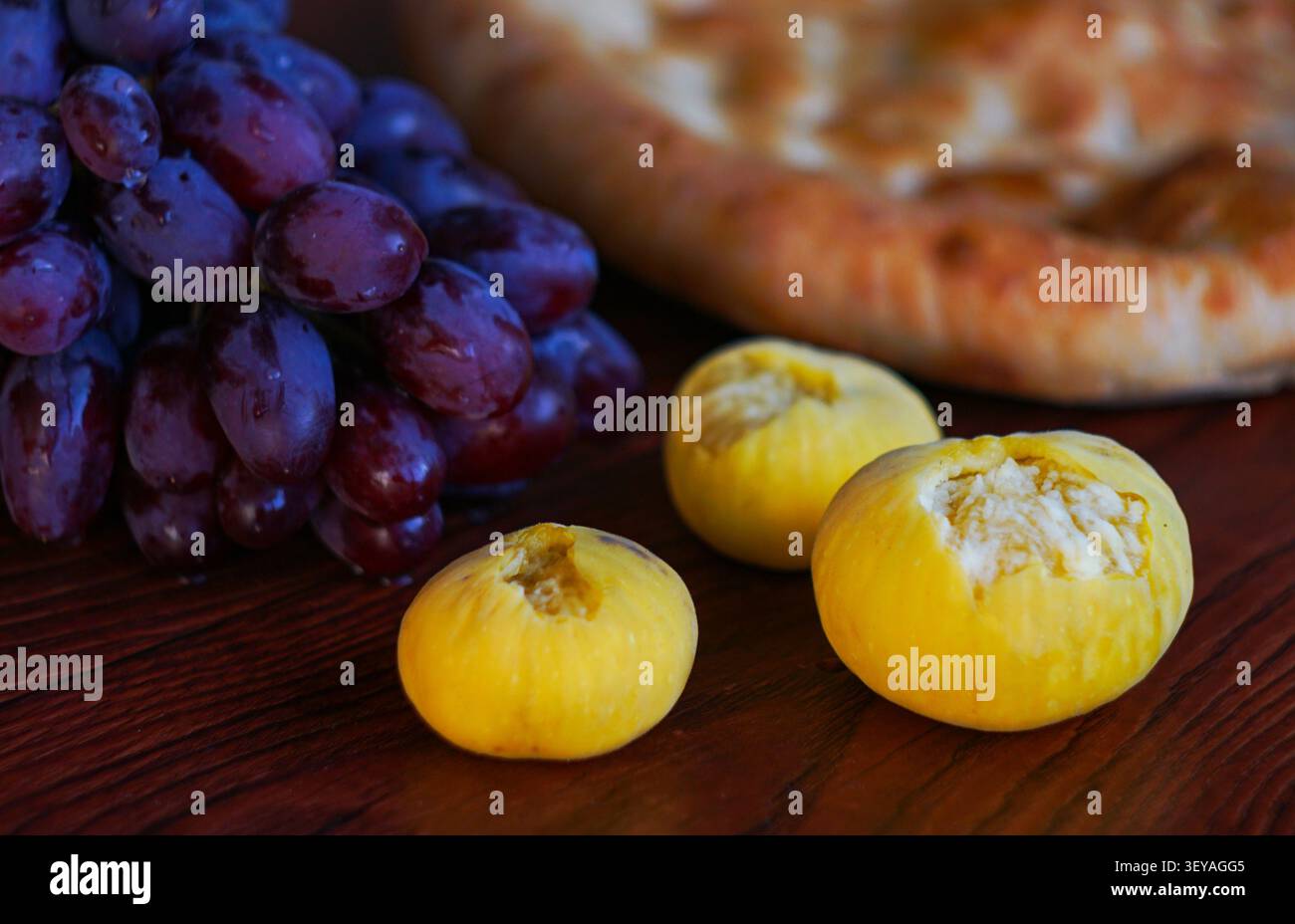Trauben, Feigen und Brot, Frühstück am Morgen Stockfoto