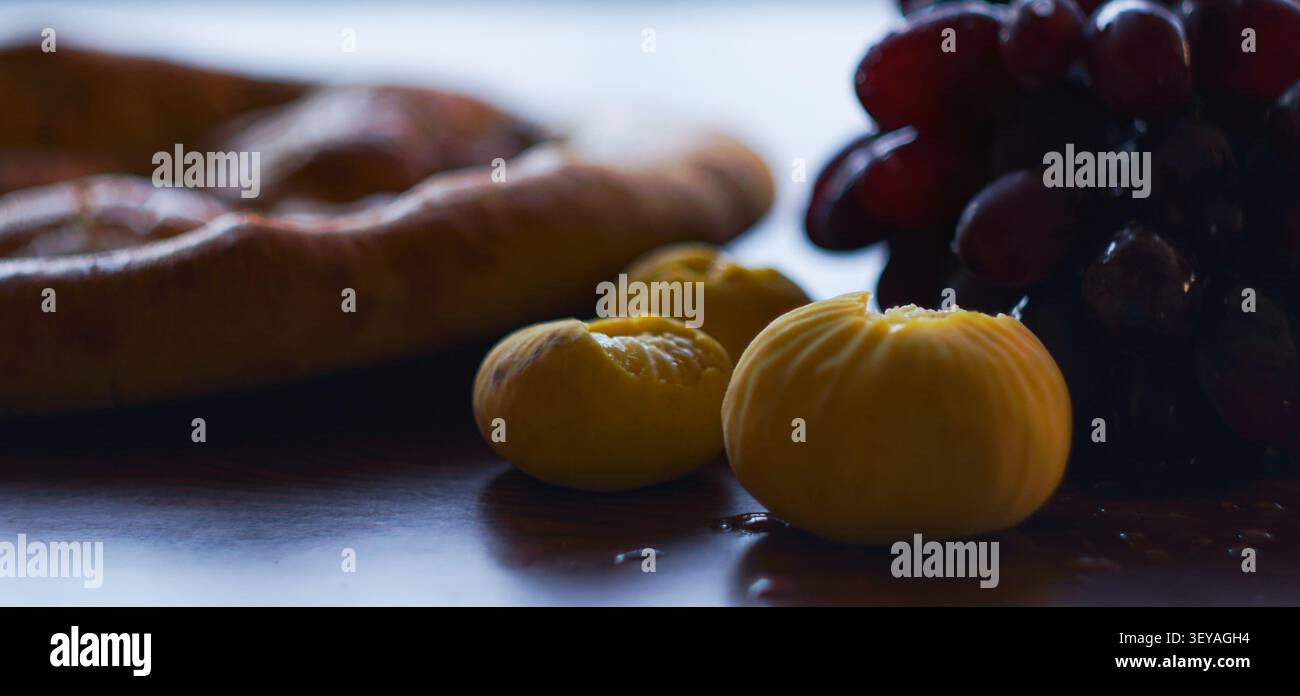 Trauben, Feigen und Brot, Frühstück am Morgen Stockfoto