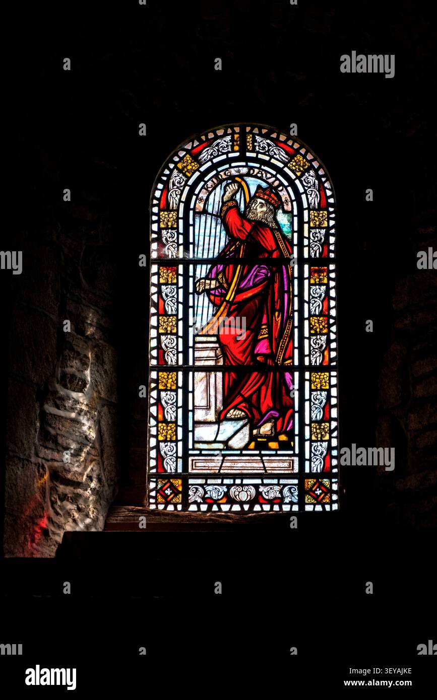 Buntglasfenster mit Darstellung von König David in der Saint Magnus Cathedral, Kirkwall, Orkney, Schottland, Großbritannien. Stockfoto
