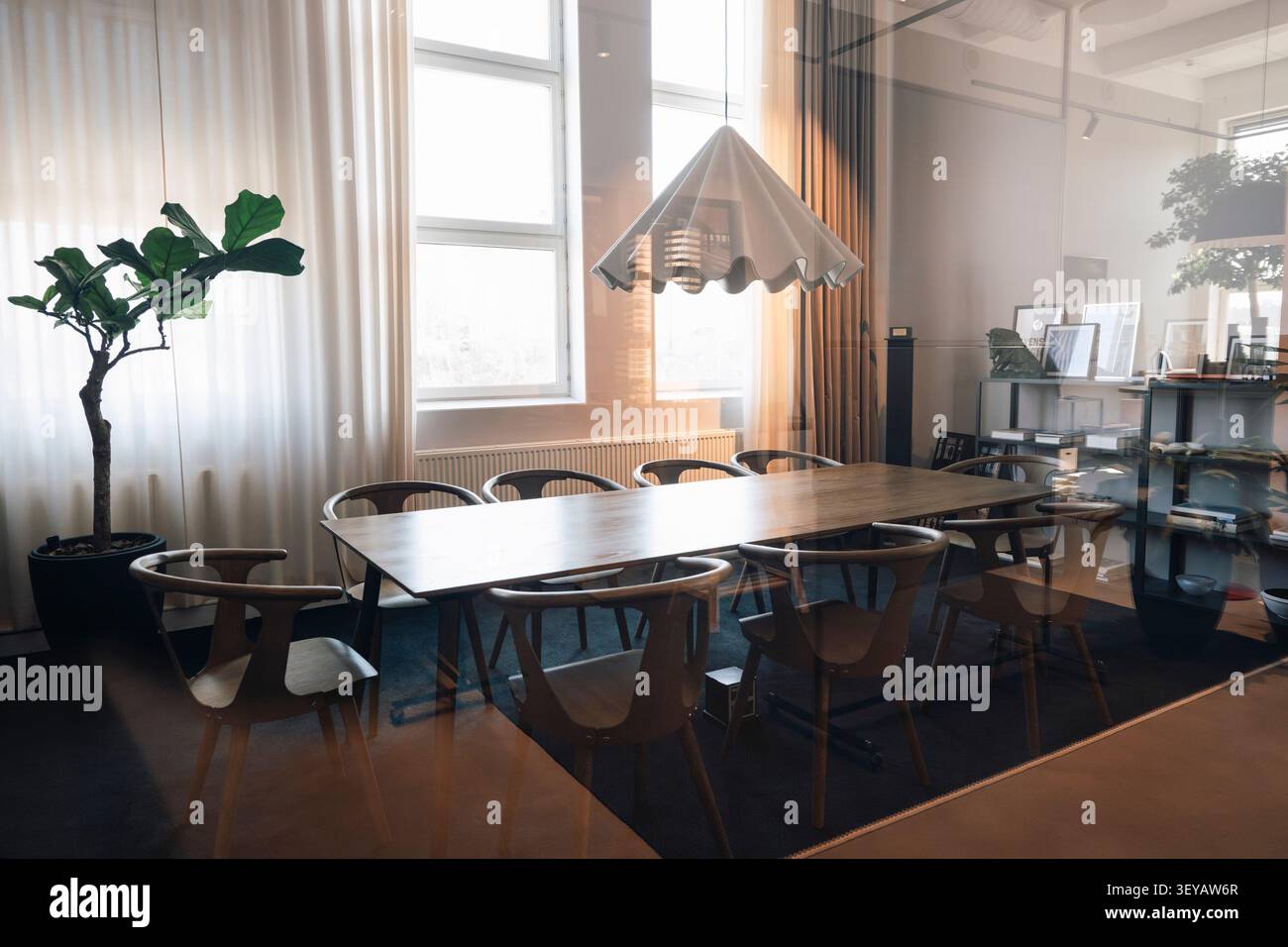Leerer, moderner Konferenzraum mit langem Holztisch und Stühlen Stockfoto